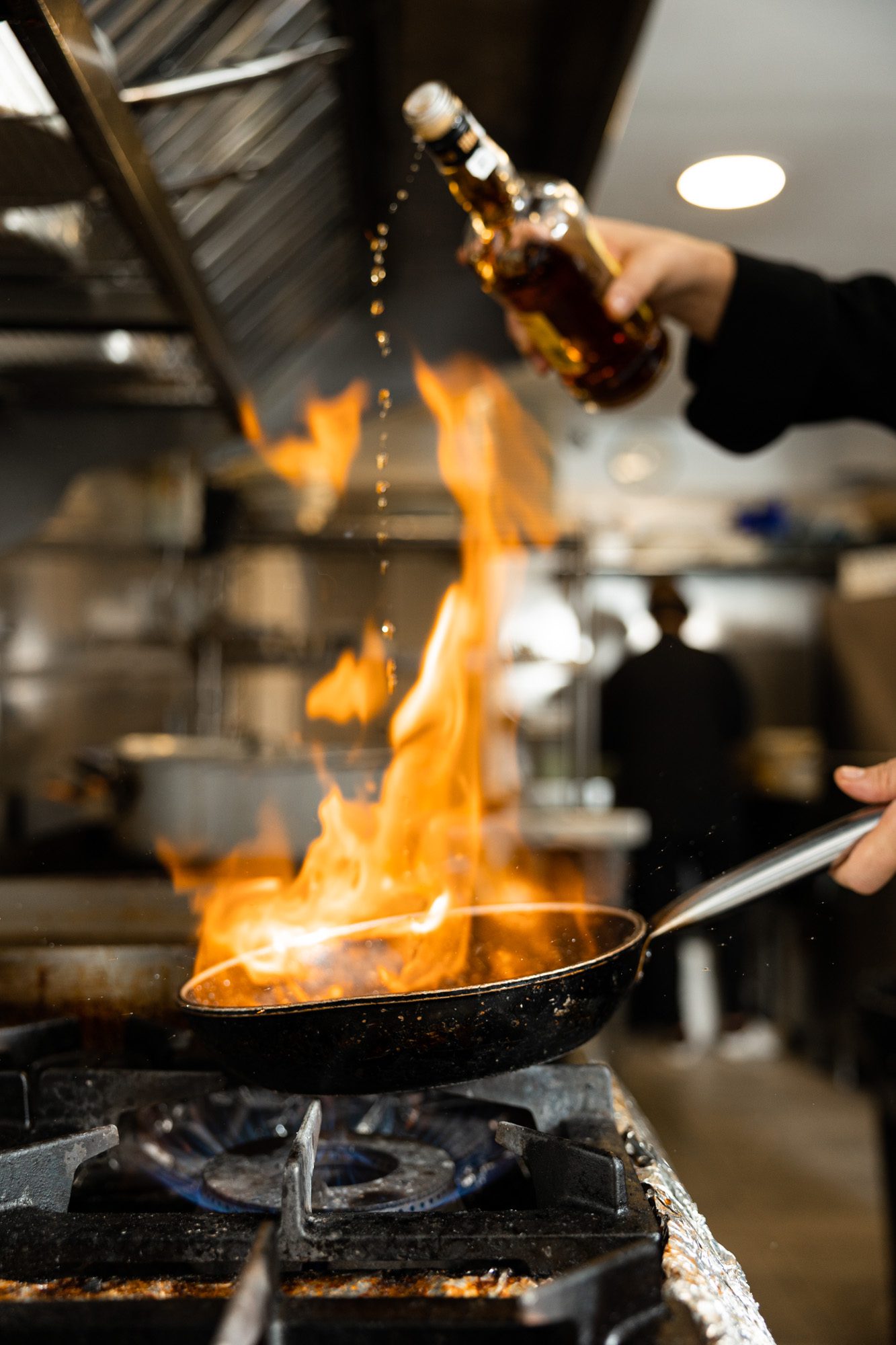 Paella al foc a la cuina de El Centru